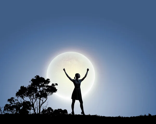 Frau und Vollmond — Stockfoto