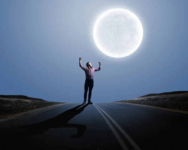 Человек и полная луна — стоковое фото