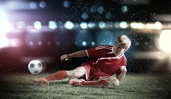 Giocatore di calcio che fa slide tackle — Foto Stock