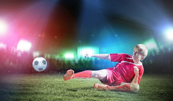 Giocatore di calcio che fa slide tackle — Foto Stock