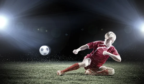 Slayt mücadele yaparken futbolcu — Stok fotoğraf