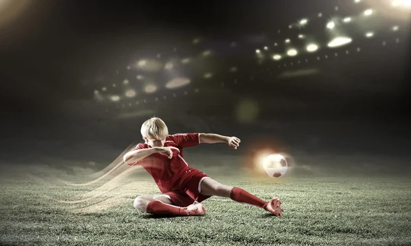 Slayt mücadele yaparken futbolcu