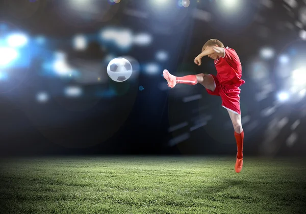 Футболист пинает мяч — стоковое фото