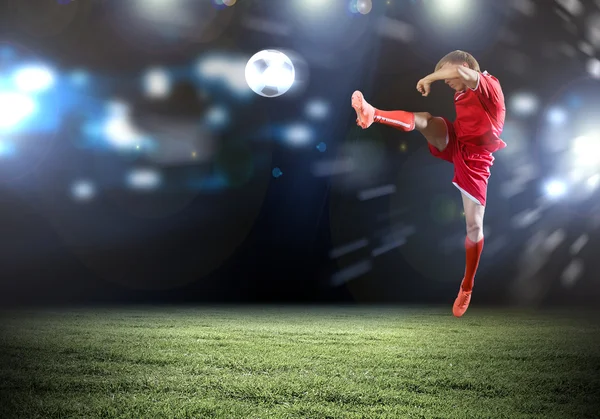 Fußballer kickt Ball — Stockfoto