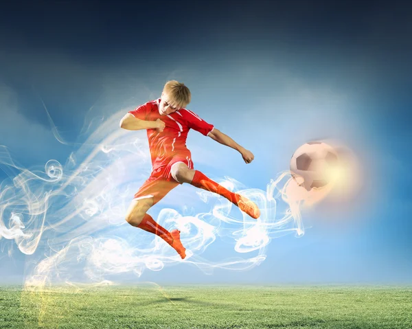 Pemain sepak bola menendang bola — Stok Foto