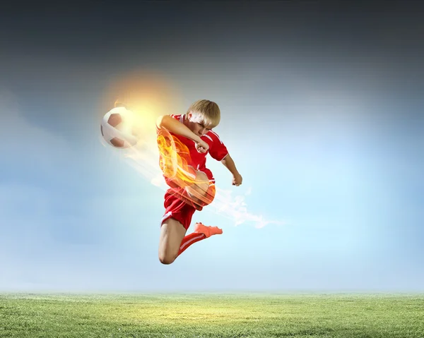 Jugador de fútbol pateando pelota — Foto de Stock