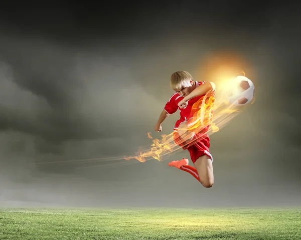 Jugador de fútbol pateando pelota — Foto de Stock