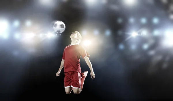 Piłkarz kopanie piłkę — Zdjęcie stockowe