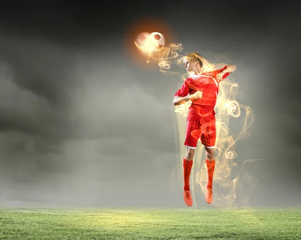 Ποδοσφαιριστής κλωτσάει μπάλα — Φωτογραφία Αρχείου