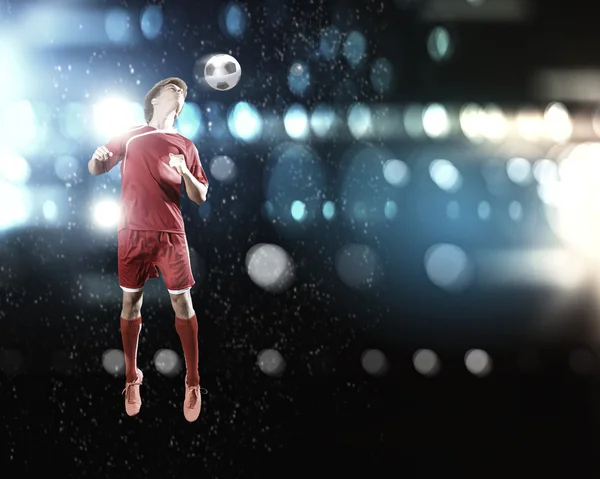 Jogador de futebol chutando bola — Fotografia de Stock