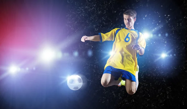 Jogador de futebol tomando bola — Fotografia de Stock