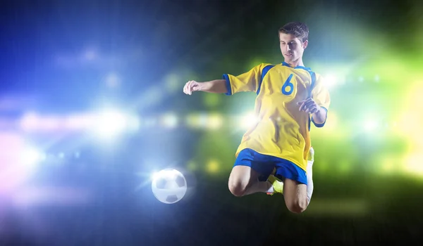Piłka nożna gracz biorąc piłkę — Zdjęcie stockowe