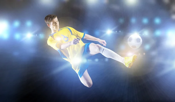 Jogador de futebol tomando bola — Fotografia de Stock