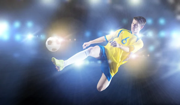 Fotbalový hráč brát míč — Stock fotografie