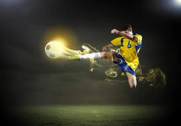 Voetbal speler rekening houdend bal — Stockfoto