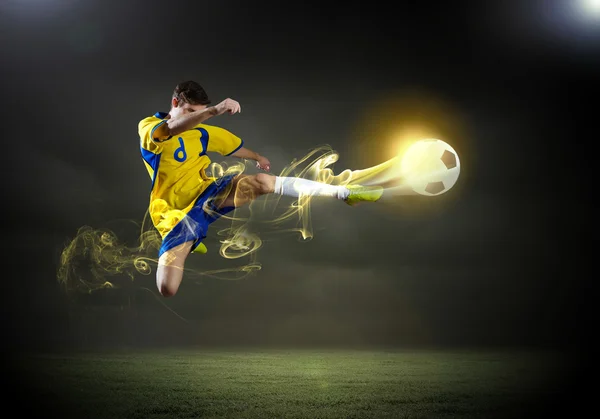 Jogador de futebol tomando bola — Fotografia de Stock