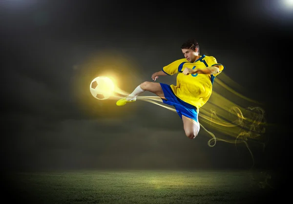 Voetbal speler rekening houdend bal — Stockfoto