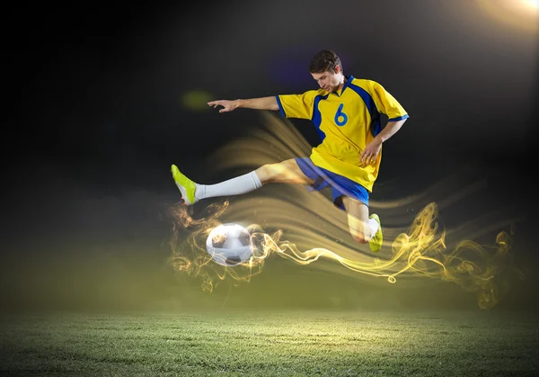 Футболист берёт мяч — стоковое фото