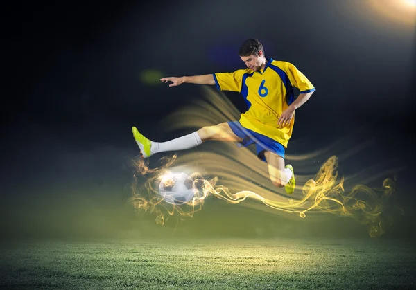 Fotboll spelare med boll — Stockfoto
