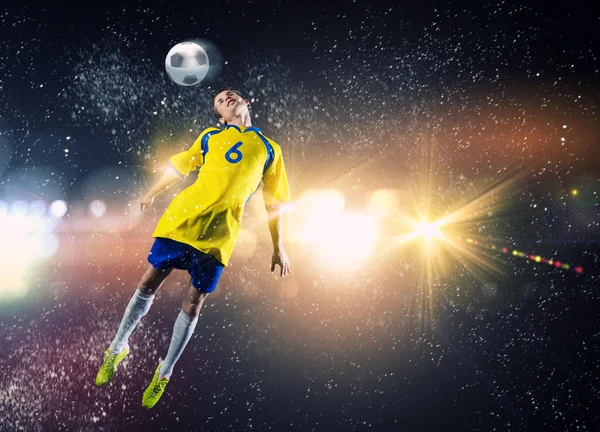 Jogador de futebol chutando bola — Fotografia de Stock