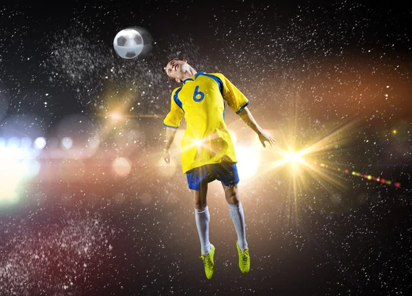 Jugador de fútbol pateando pelota — Foto de Stock