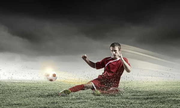 Jogador de futebol no estádio — Fotografia de Stock