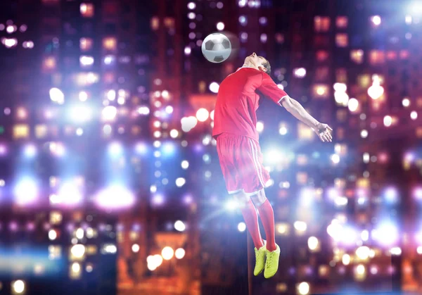 Jogador de futebol chutando bola — Fotografia de Stock