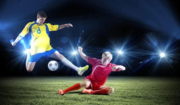 Jóvenes futbolistas — Foto de Stock