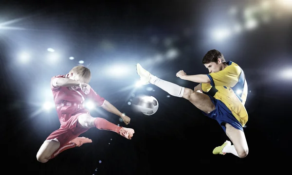 Jovens jogadores de futebol — Fotografia de Stock