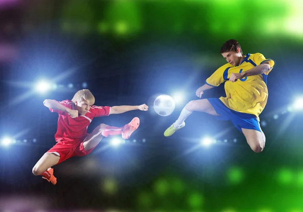 Jovens jogadores de futebol — Fotografia de Stock