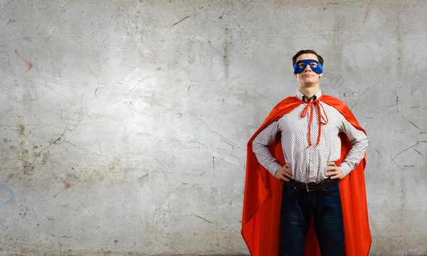 Man bär superman mask och cape — Stockfoto