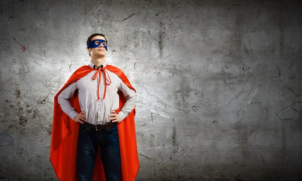 Homme portant un masque et une cape Superman — Photo