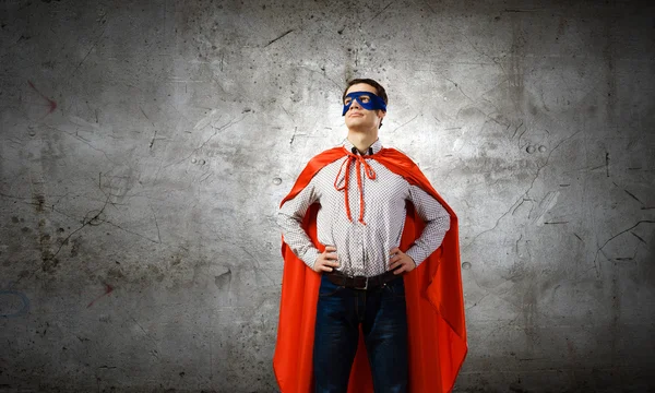 Man bär superman mask och cape — Stockfoto