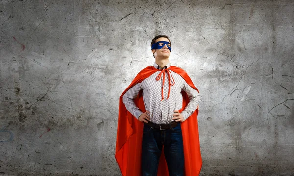 Homme portant un masque et une cape Superman — Photo