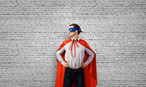 Homme portant un masque et une cape Superman — Photo