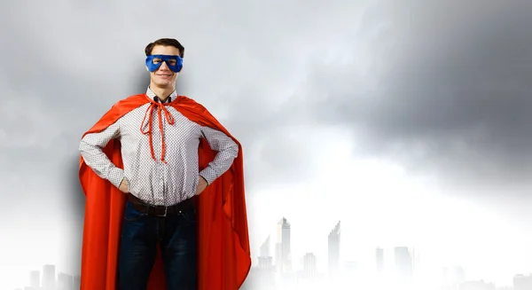 Man bär superman mask och cape — Stockfoto