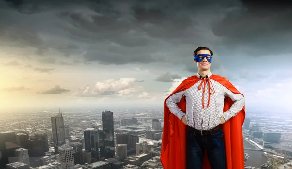 Uomo con maschera e mantello superman — Foto Stock