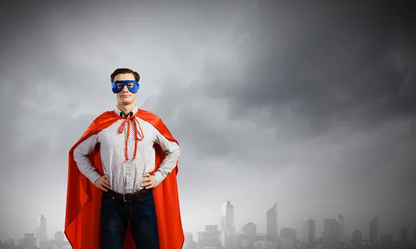 Человек в маске супермена и плаще — стоковое фото