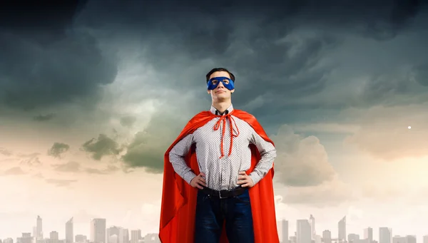 Man bär superman mask och cape — Stockfoto