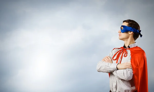 Hombre usando máscara y capa — Foto de Stock