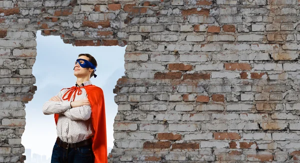 Man bär superman mask och cape — Stockfoto