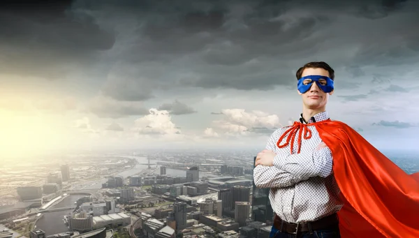 Man bär superman mask och cape — Stockfoto