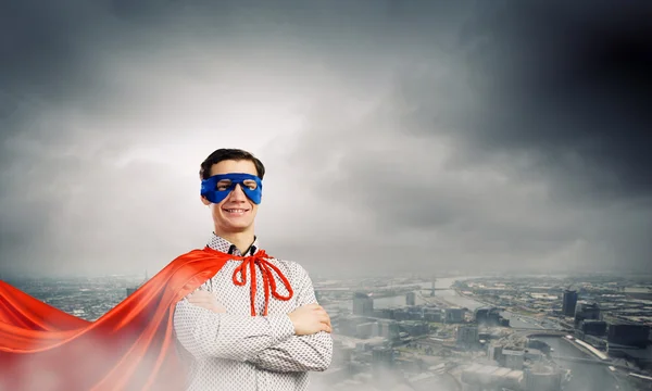 Homem usando máscara de super-homem e capa — Fotografia de Stock