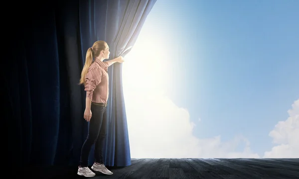 Femeia care se uită din cortină — Fotografie, imagine de stoc