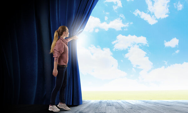 Женщина, выглядывающая из занавеса
