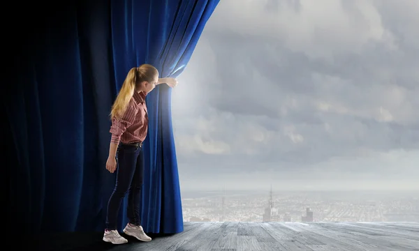 Opening curtain — Stock Photo, Image