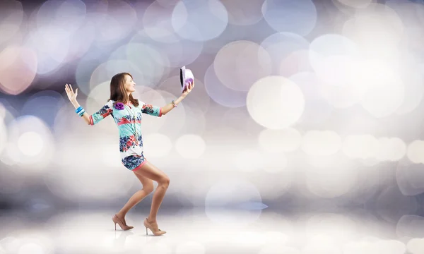 Mujer joven bailando — Foto de Stock