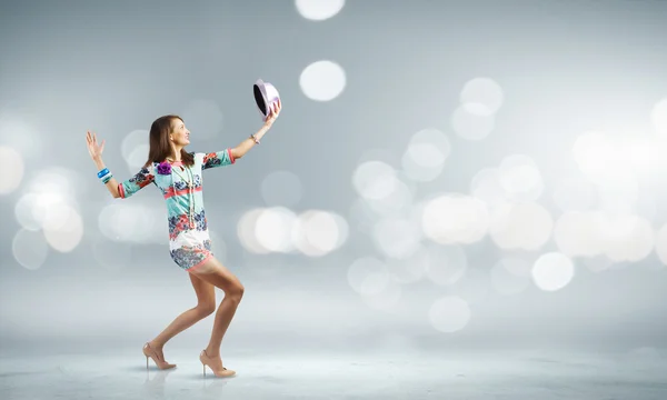 Mujer joven bailando — Foto de Stock