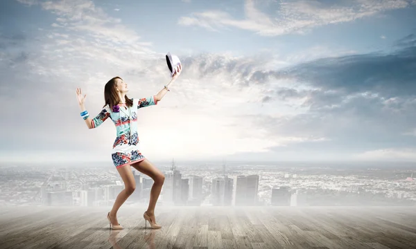 Mujer joven bailando —  Fotos de Stock