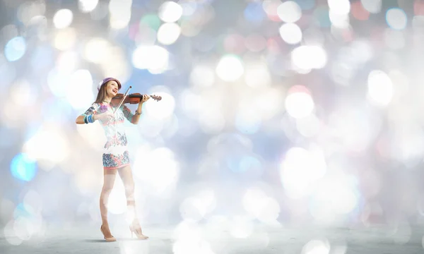 Woman playing violin — Stock Photo, Image